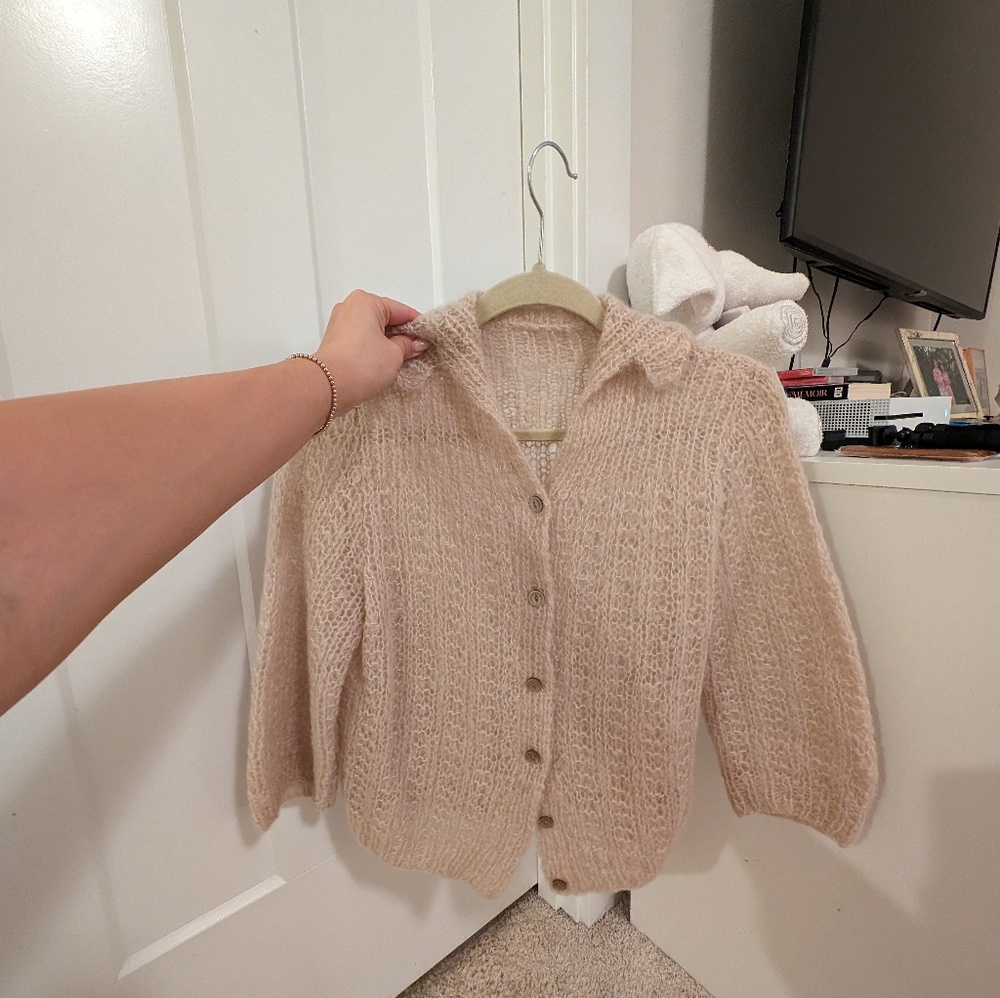 Vintage cream sweater in size small